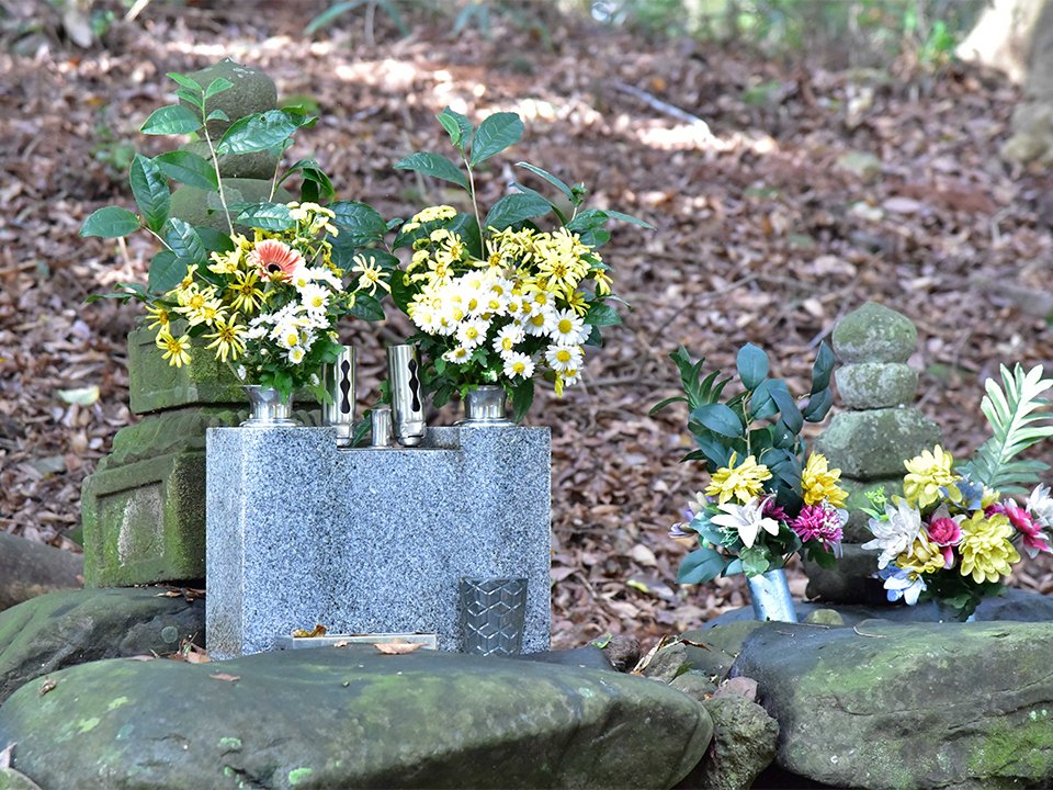 「島津塚」とも呼ばれる豊久の墓（左）＝同