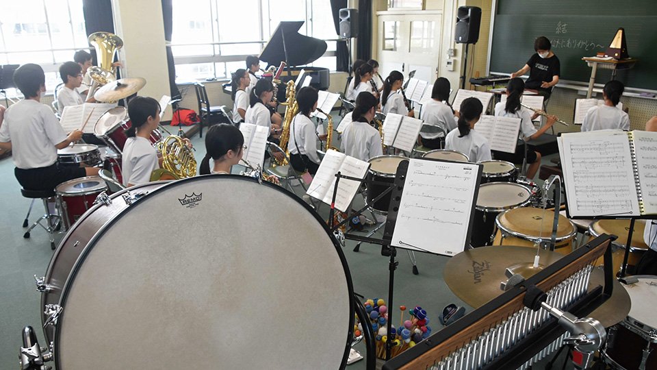 休日に音楽室で練習する生徒たち。地域移行を巡って吹奏楽部は特有の問題を抱える＝４日、各務原市那加東亜町、那加中学校