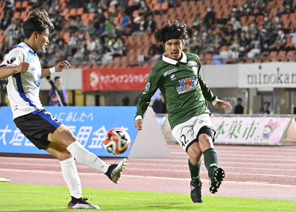 岐阜×富山＝試合終了間際、コーナー付近からクロスを上げる岐阜のＭＦ柏木＝長良川競技場