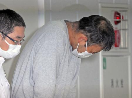 　送検のため、警視庁赤坂署を出る大津陽一郎容疑者＝２３日午前９時２１分