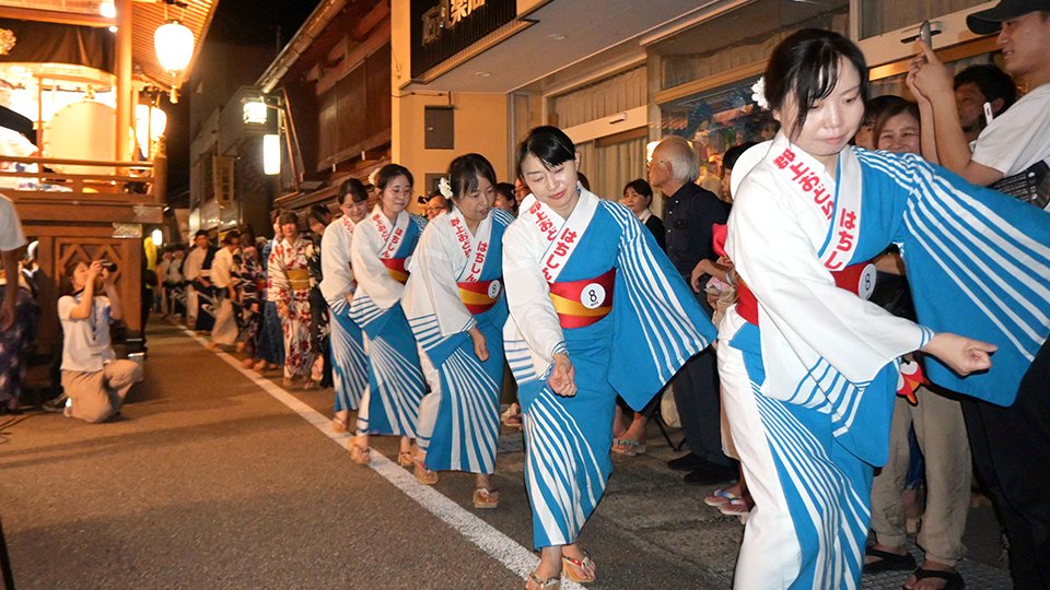 練習を重ねた踊りを披露する参加者＝１９日午後８時、郡上市八幡町