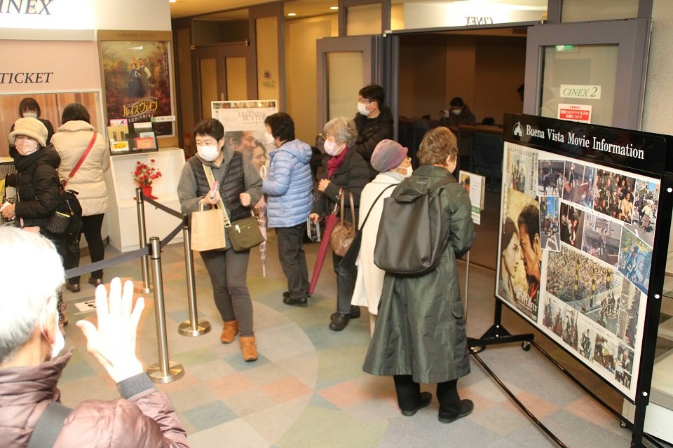 「レジェンド＆バタフライ」公開初日、大勢の客が訪れる映画館＝岐阜市日ノ出町、岐阜シネックス