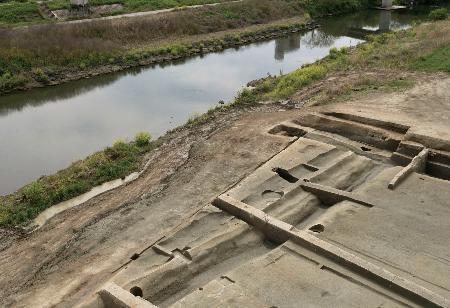 　京都市伏見区の桂川西岸の遺跡で見つかった、「中世淀城」の一画と考えられる堀の遺構＝４月（市埋蔵文化財研究所提供）