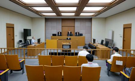 　交番襲撃事件を巡る訴訟の控訴審判決が言い渡された、名古屋高裁金沢支部の法廷＝２日午後
