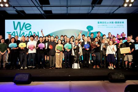 　台湾の文化イベントの記者会見で記念撮影に応じる関係者ら＝１４日、台北（共同）