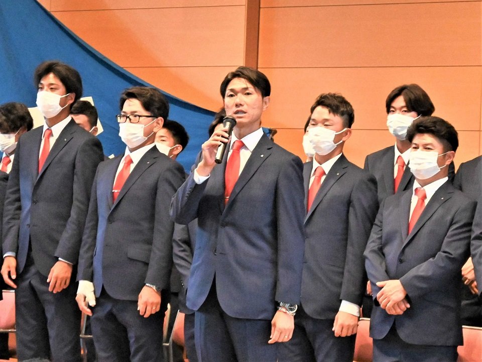 市民壮行会であいさつする西濃運輸野球部の佐伯尚治監督＝大垣市小野、市情報工房