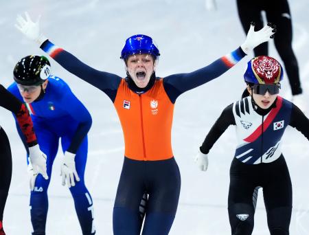 　女子１０００メートルで金メダルを獲得し、喜ぶクサンドラ・フェルゼブール。２冠となった＝ミラノ（共同）