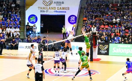 　バンコクでの開幕戦でプレーするＳＡＧＡ久光スプリングス（右）とアリーザ愛知の選手たち＝１０日（共同）