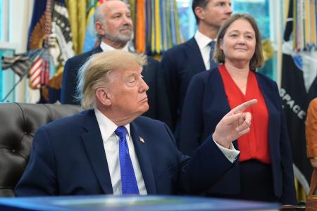 　ホワイトハウスで取材に応えるトランプ大統領＝２８日、ワシントン（ＡＰ＝共同）