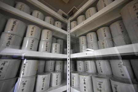 　原爆供養塔の地下納骨室に安置されている骨つぼ＝７月、広島市中区の平和記念公園