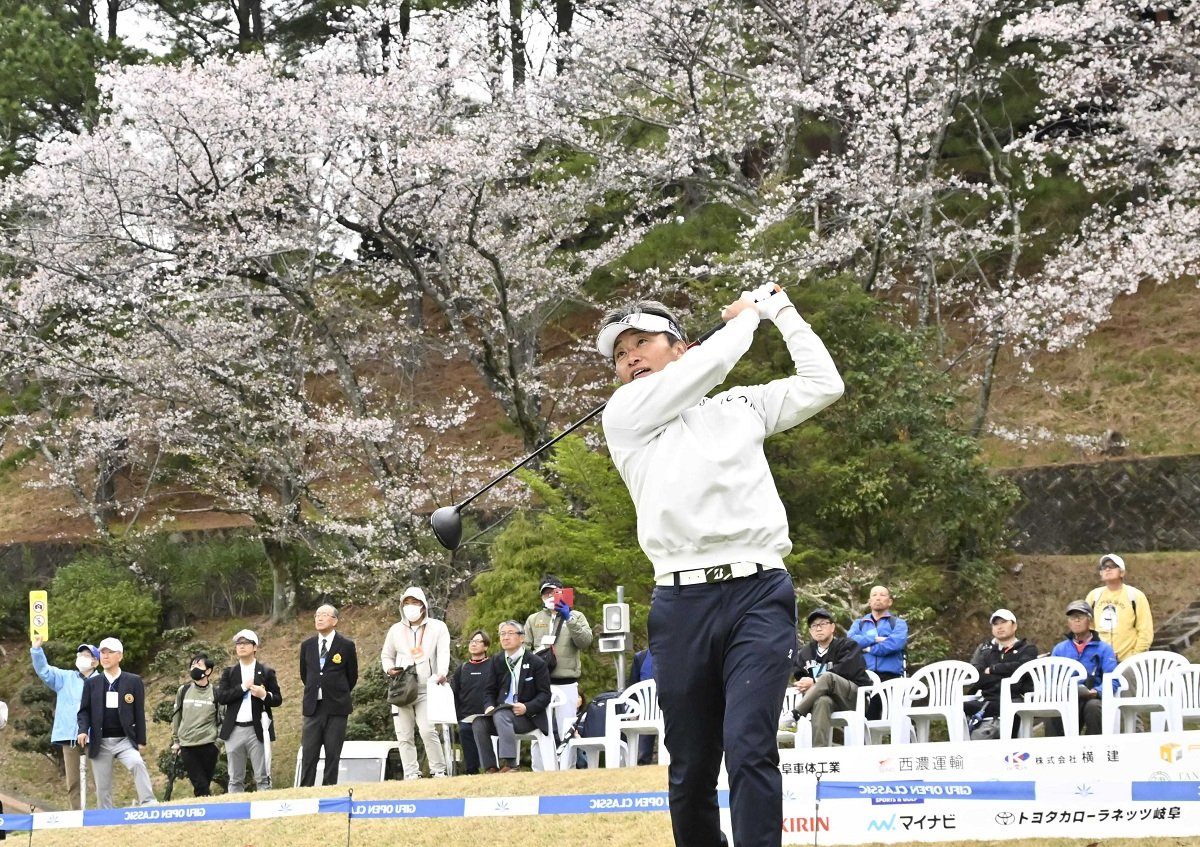 岐阜オープンクラシック２０２６が開幕し、予選ラウンドに臨む宮本勝昌プロ＝４日午前７時５８分、各務原市須衛天狗谷、各務原カントリー倶楽部（撮影・堀尚人）