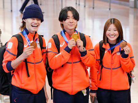 　羽田空港に帰国しメダルを披露するスノーボード・ハーフパイプの（左から）山田琉聖、戸塚優斗、小野光希＝１７日