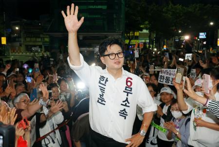 　韓国釜山の選挙区で当選が決まり、支持者にあいさつする無所属の韓東勲氏（中央）＝４日（聯合＝共同）