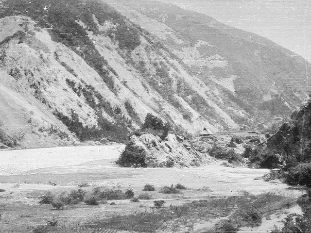 本巣市根尾水鳥付近の被害を写した写真。山崩れの様子も伝わってくる（岐阜地方気象台所蔵、災害アーカイブぎふ提供）