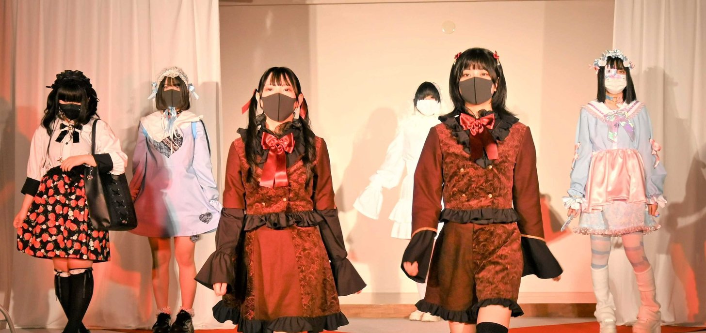 自作の衣装でランウエーを歩く生徒たち＝大垣市清水町、平野学園