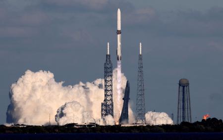 　米宇宙企業ブルーオリジンが打ち上げた大型ロケット「ニューグレン」＝１３日、米フロリダ州ケープカナベラル（ロイター＝共同）