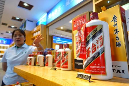 　北京市内の店舗に並ぶ高級白酒「茅台酒」＝１８日（共同）