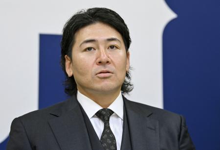 　契約更改を終え、取材に応じる広島・会沢＝１１日、マツダスタジアム