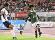 岐阜×富山＝試合終了間際、コーナー付近からクロスを上げる岐阜のＭＦ柏木＝長良川競技場