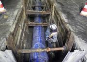 　水道管を敷設する作業員＝長野市（長野県提供）