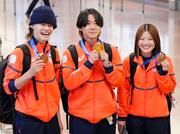 　羽田空港に帰国しメダルを披露するスノーボード・ハーフパイプの（左から）山田琉聖、戸塚優斗、小野光希＝１７日