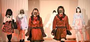 自作の衣装でランウエーを歩く生徒たち＝大垣市清水町、平野学園