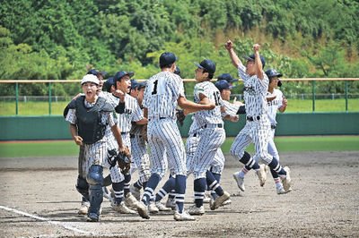美濃加茂×高山西＝２０１４年の創部以来初の８強入りを決め、喜ぶ高山西の選手＝河上薬品