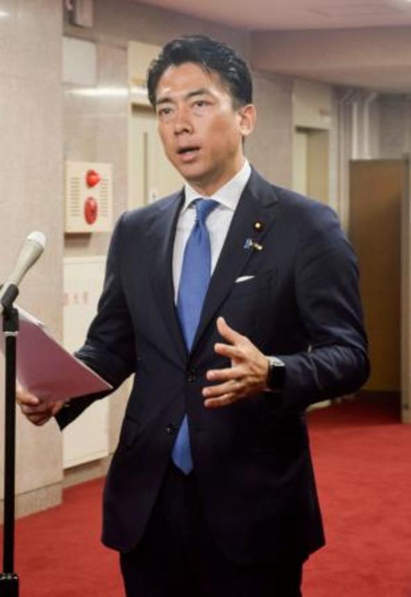 　記者団の取材に応じる小泉農相＝２０日午前、農水省