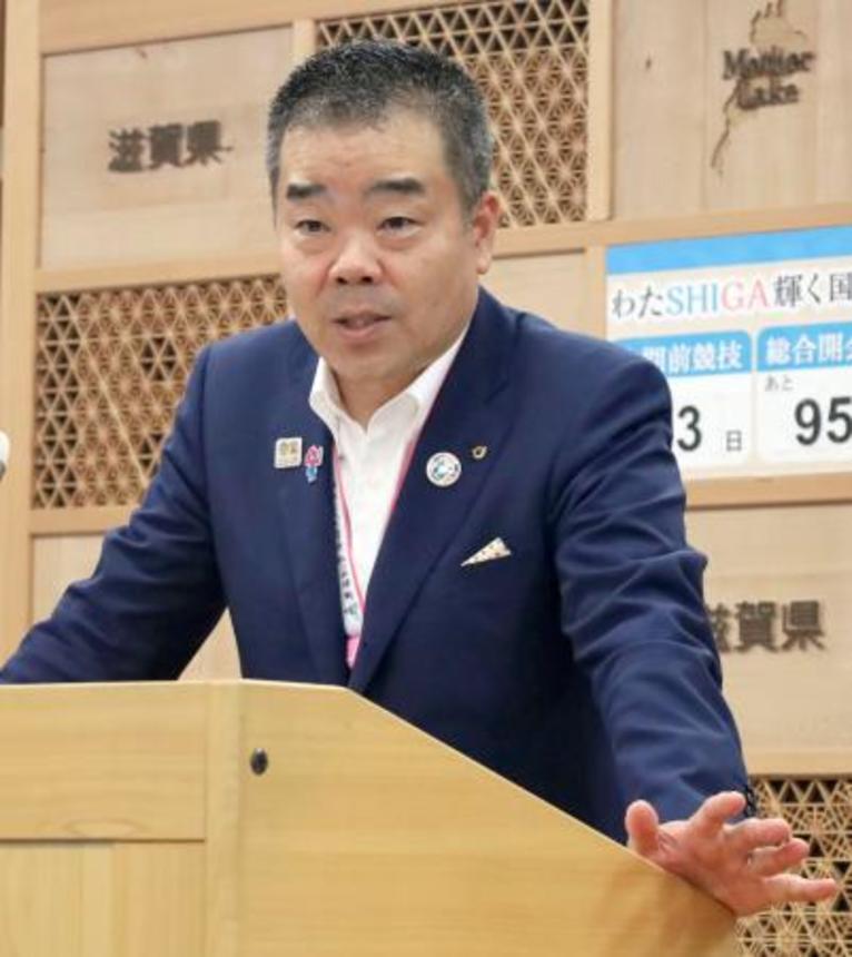 　記者会見で北陸新幹線大阪延伸について述べる滋賀県の三日月大造知事＝２５日午後、滋賀県庁