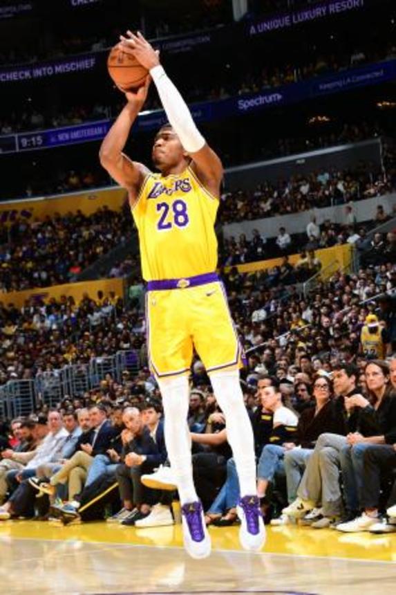 　ＮＢＡのホーネッツ戦でシュートを放つレーカーズの八村＝ロサンゼルス（ＮＢＡＥ・ゲッティ＝共同）