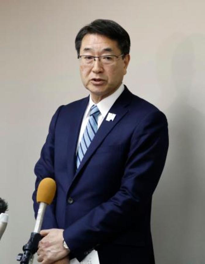 　記者団の取材に応じる中原八一新潟市長＝２４日午後、新潟市