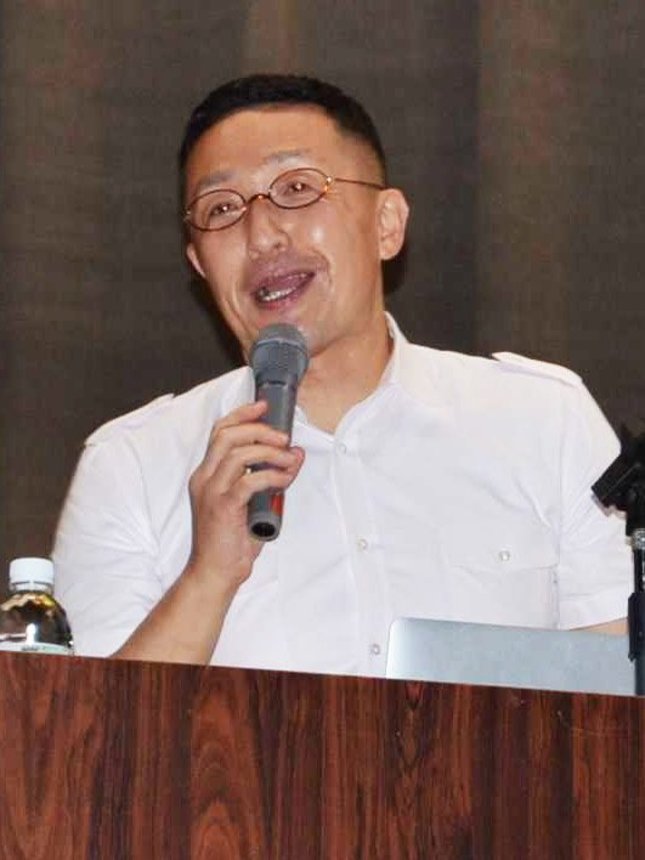 ネット上で誹謗中傷を受けた経験について話すスマイリーキクチさん＝土岐市泉町大富、泉中学校