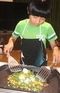 ホットプレートで具材を混ぜる。１０分ほどでサイコロステーキプレートが完成した＝各務原市内