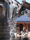 水車から勢いよく流れ落ちる水。まるで滝の近くにいるかのように感じられる音が、一帯に響き渡る