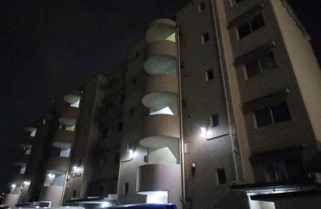 　男女２人の遺体が見つかった集合住宅＝２２日夜、大分市