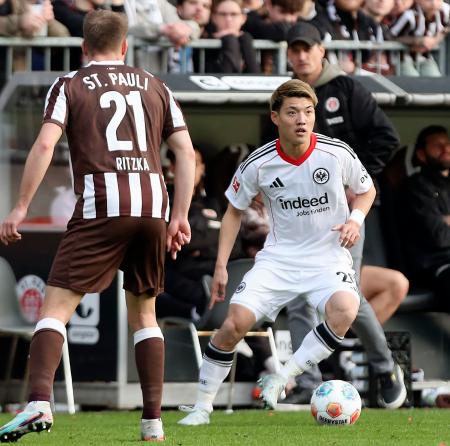 　ザンクトパウリ戦でプレーするＥフランクフルトの堂安（右）＝ハンブルク（共同）