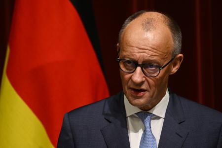 　高市首相との共同記者発表に臨むドイツのメルツ首相＝２８日、首相官邸（ＡＰ＝共同）