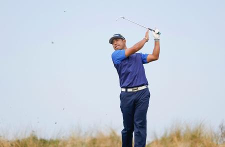 　第３ラウンド、１２番でティーショットを放つ松山英樹＝ロイヤルバークデールＧＣ（共同）