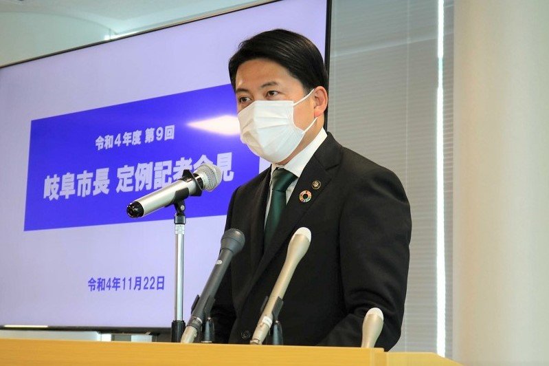 会見する柴橋正直市長＝岐阜市役所
