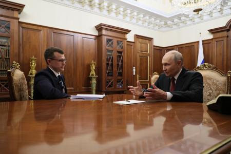 　２２日、モスクワのクレムリンでロシア国営テレビの取材に応じるプーチン大統領（右）（ロシア大統領府提供・タス＝共同）