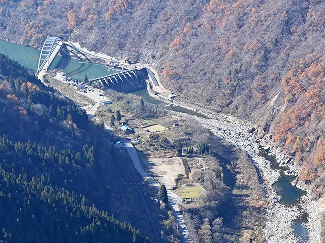 宮川の水をせき止めて取水する関西電力打保ダム。ダム下流は減水区間が続く＝１９日、飛騨市宮川町、本社チャーターヘリから