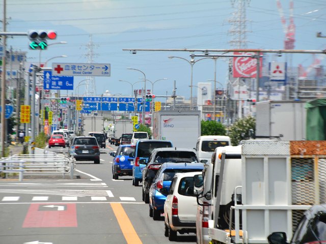 交通量が多く渋滞が頻発する国道２１号。立体化工事に向けて国土交通省などが新たな対策に乗り出す＝岐阜市茜部本郷、茜部本郷交差点付近