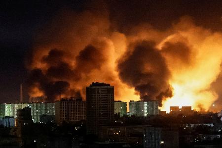 　２４日、ロシア軍による無人機攻撃の爆発で煙が上がるウクライナの首都（ロイター＝共同）