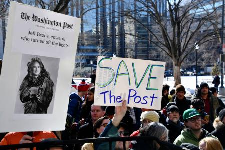 　米紙ワシントン・ポストの大規模人員削減に抗議する集会＝５日、ワシントン（共同）