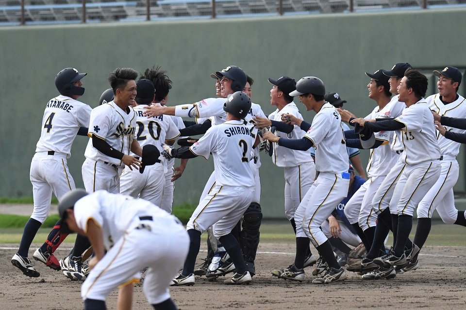 接戦を制し、４大会ぶり１９度目の社会人野球日本選手権への出場を決めた西濃運輸＝岡崎市民球場