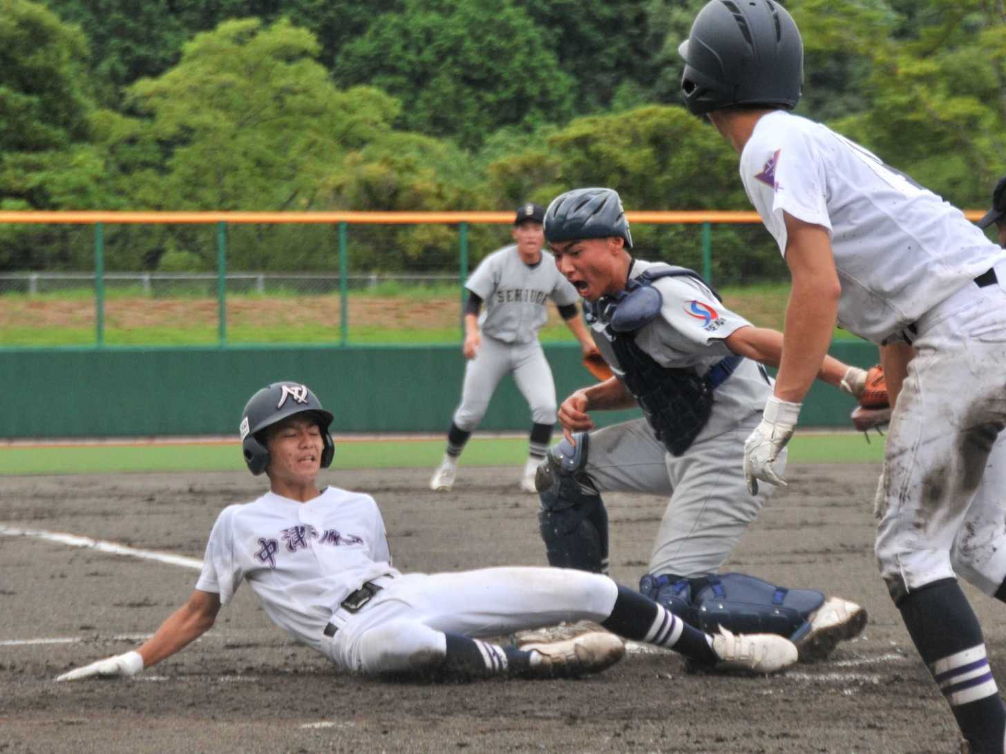 関有知×中津川工＝３回裏中津川工、生還を阻止する関有知の捕手田中（右）＝河上薬品