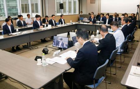 　福井県敦賀市で開かれた、同県の原発立地地域の将来像を話し合う「共創会議」の会合＝２７日午前