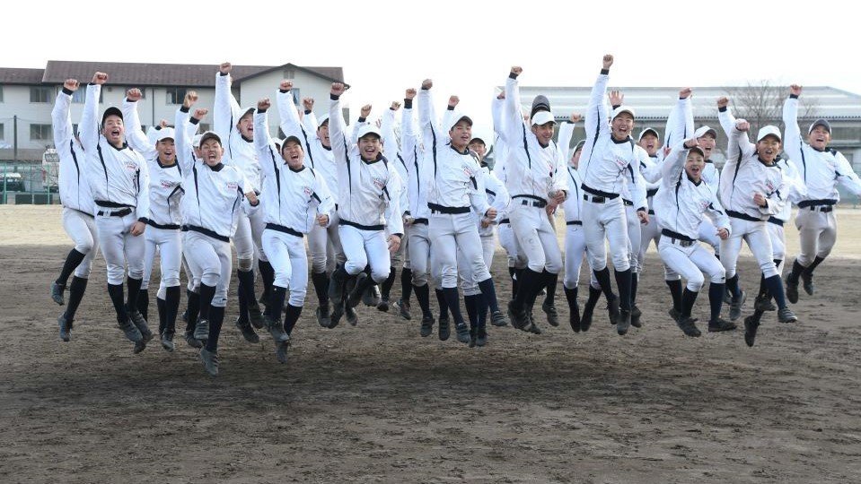 選抜高校野球大会出場が決まり、喜ぶ大垣日大の選手たち＝２８日午後４時１分、安八郡神戸町末守、大垣日大高校野球部グラウンド