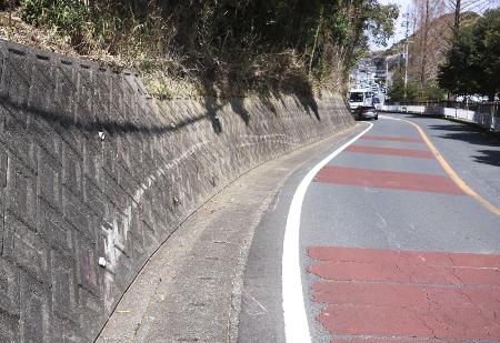 　軽トラックが突っ込み４人が死傷した事故現場。車がぶつかった跡が残る＝３月３０日