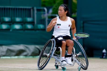 　車いすの部女子シングルス準決勝でポイントを奪い、ガッツポーズする上地結衣＝ウィンブルドン（共同）